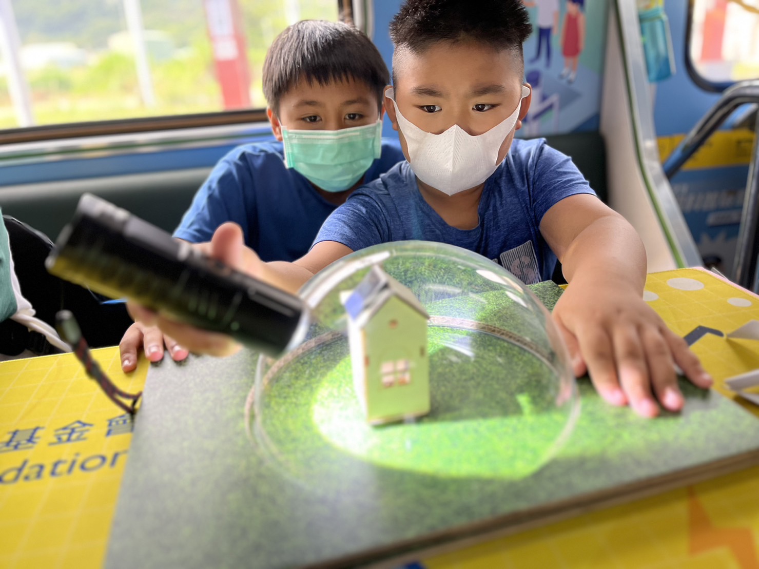 多多28平台參與基礎科學主題車廂，以STEAM教學精神，設計「逐日科學家」、「太陽能工程師」以及「淨零建築師」三大能源科普課程和實驗